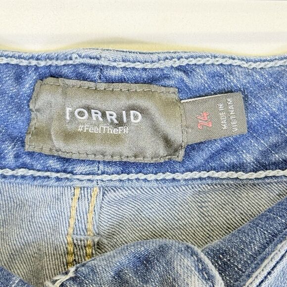 Torrid Light Wash Cropped Cut Off Frayed‎ Hem Denim Jean Shorts Women's 24 Plus - Picture 5 of 6